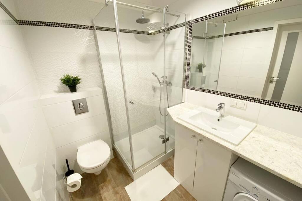 Exclusive 2Br! Apartment Near City Center +Netflix Варшава Экстерьер фото